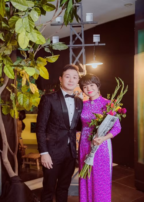 Trang phục thường thấy nhất của Anh Tuấn là vest.