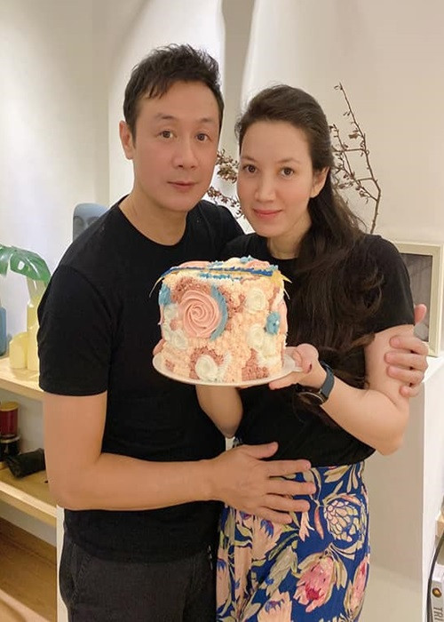 Anh Tuấn đang gắn bó với Hồng Nhung. Bà xã của nam MC sinh năm 1988, kém chồng đến 14 tuổi.