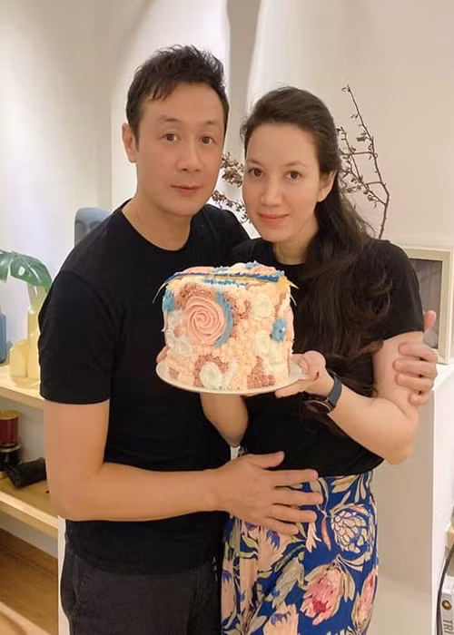 Anh Tuấn đang gắn bó với Hồng Nhung. Bà xã của nam MC sinh năm 1988, kém chồng đến 14 tuổi.