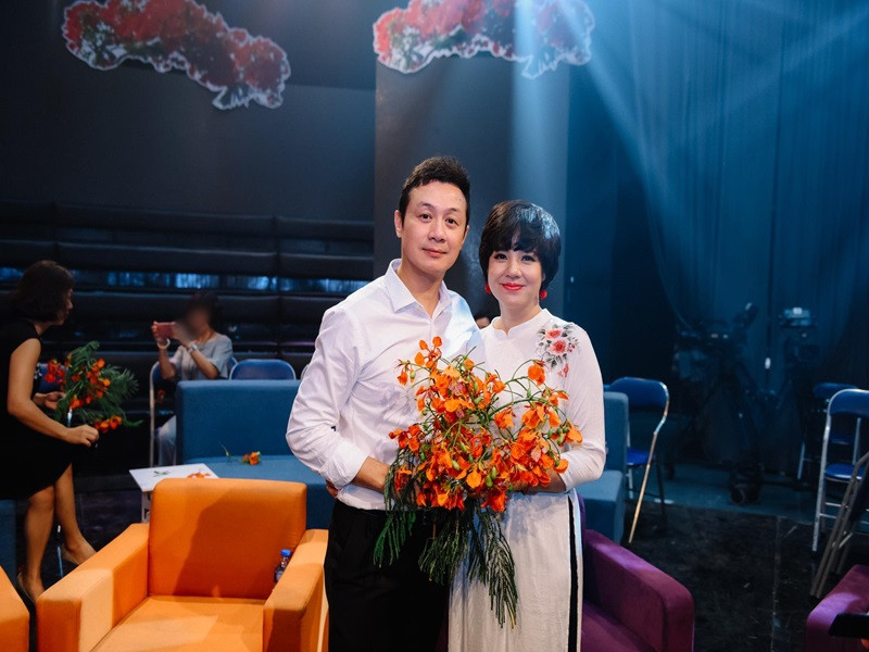 Nam MC trẻ trung khi diện áo sơ mi trắng, quần đen đóng thùng.