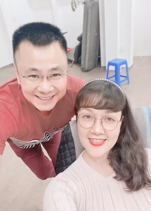 Chia sẻ ảnh bên nghệ sĩ Tự Long, Vân Dung làm thơ giới thiệu đồng nghiệp: "Đây là đồng chí Tự Long/Đẹp trai, hài hước, trắng trong, hiền lành/Anh em chăm chỉ tập tành/Táo Quân siêu phẩm để dành cuối năm". Ảnh: FB Vân Dung