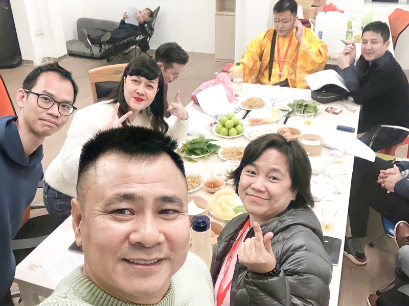 Vân Dung chia sẻ hình ảnh các nghệ sĩ tham gia Táo Quân 2022 kèm chú thích ẩn ý về gương mặt mới: "Năm nay có dưa vàng mới". Ảnh: FB Vân Dung