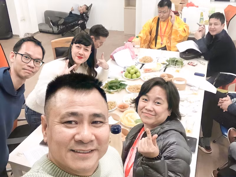 Vân Dung chia sẻ hình ảnh các nghệ sĩ tham gia Táo Quân 2022 kèm chú thích ẩn ý về gương mặt mới: "Năm nay có dưa vàng mới". Ảnh: FB Vân Dung