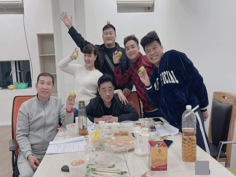 Tuy chia sẻ ảnh hậu trường tập luyện, các nghệ sĩ vẫn giữ kín về kịch bản. Ảnh: FB Dũng Hớn