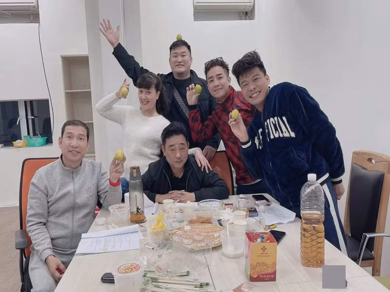 Tuy chia sẻ ảnh hậu trường tập luyện, các nghệ sĩ vẫn giữ kín về kịch bản. Ảnh: FB Dũng Hớn