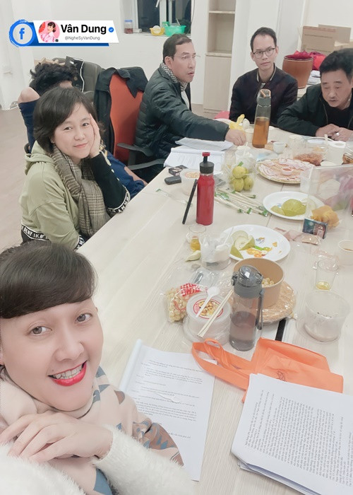 Đến nay, Vân Dung là một trong những nghệ sĩ tích cực chia sẻ hình ảnh hậu trường tập luyện Táo Quân 2022. Ảnh: FB Vân Dung