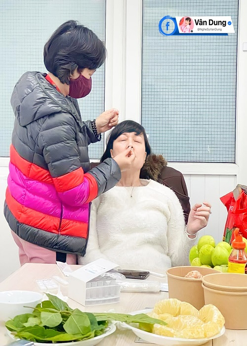 Vân Dung vừa chia sẻ trên fanpage hình ảnh cô và nghệ sĩ Quốc Khánh khi test COVID-19 ở hậu trường tập luyện Táo Quân 2022. Ảnh: FB Vân Dung