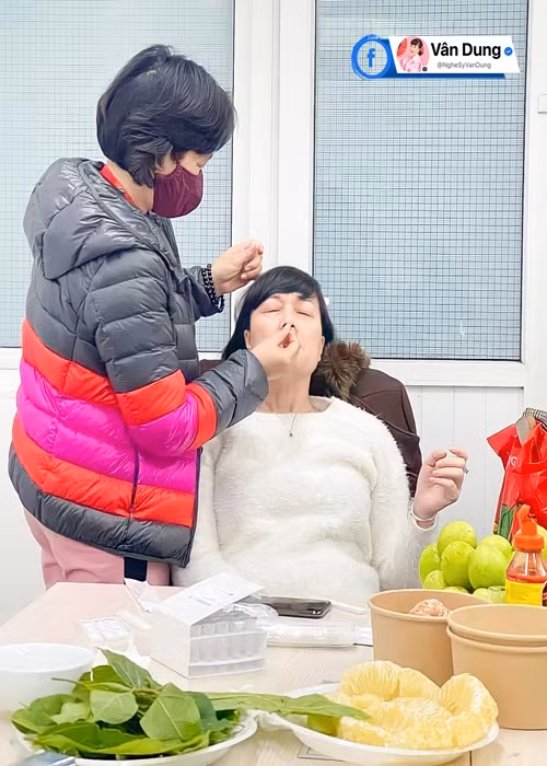 Vân Dung vừa chia sẻ trên fanpage hình ảnh cô và nghệ sĩ Quốc Khánh khi test COVID-19 ở hậu trường tập luyện Táo Quân 2022. Ảnh: FB Vân Dung