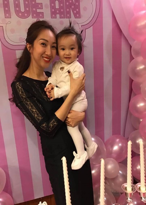 Năm 2015, Lều Phương Anh mang bầu con gái đầu lòng. Nữ ca sĩ cho hay, cô có con với bạn trai doanh nhân. Anh hơn Lều Phương Anh 12 tuổi, từng qua một lần đò và có một cậu con trai riêng. Ảnh: FB Lều Phương Anh