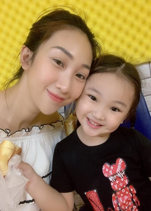 Về lý do chia tay, Lều Phương Anh cho rằng có nhiều nguyên nhân nhưng chủ yếu là hai người đã hết duyên nợ. Theo lời nữ ca sĩ, bạn trai cũ vẫn là người đàn ông có trách nhiệm với hai con chung, phụ giúp cô nuôi con hàng tháng. Ảnh: FB Lều Phương Anh