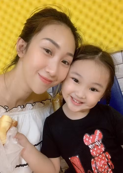 Về lý do chia tay, Lều Phương Anh cho rằng có nhiều nguyên nhân nhưng chủ yếu là hai người đã hết duyên nợ. Theo lời nữ ca sĩ, bạn trai cũ vẫn là người đàn ông có trách nhiệm với hai con chung, phụ giúp cô nuôi con hàng tháng. Ảnh: FB Lều Phương Anh