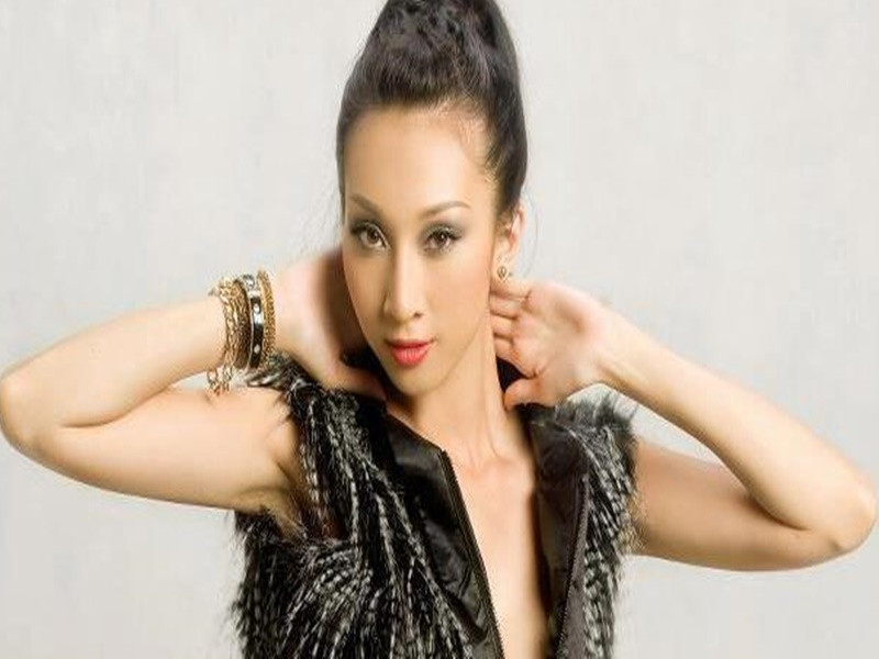 Năm 2003, khi được chàng trai người Nhật hỏi về điều ước, Lều Phương Anh mong muốn đôi chân bình thường trở lại. Nghe vậy, người đàn ông này giúp Lều Phương Anh chữa trị đôi chân ở Nhật. Cả hai sau đó quyết định kết hôn. Ảnh: FB Lều Phương Anh