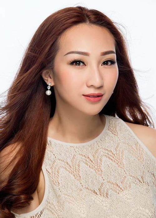 Sau 7 năm gắn bó, khi nhận ra chồng có bóng dáng người con gái khác, Lều Phương Anh viết đơn ly hôn và trở về Việt Nam tham gia Vietnam Idol. Người chồng đầu tiên của Lều Phương Anh sang Việt Nam để níu kéo cô nhưng nữ ca sĩ vẫn quyết định chia tay. Ảnh: FB Lều Phương Anh