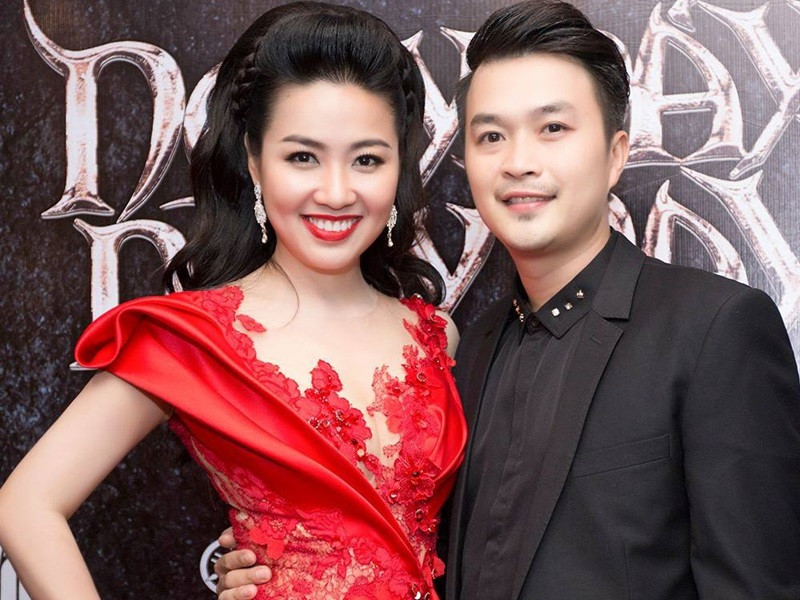 Cặp vợ chồng diễn viên Lê Khánh - Tuấn Khải học chung trường Sân khấu Điện ảnh TPHCM. Dù sớm phải lòng nhau nhưng đến khi ra trường, cặp đôi mới chính thức yêu. Đám cưới của Lê Khánh và Tuấn Khải diễn ra vào năm 2014 sau 12 năm hẹn hò.