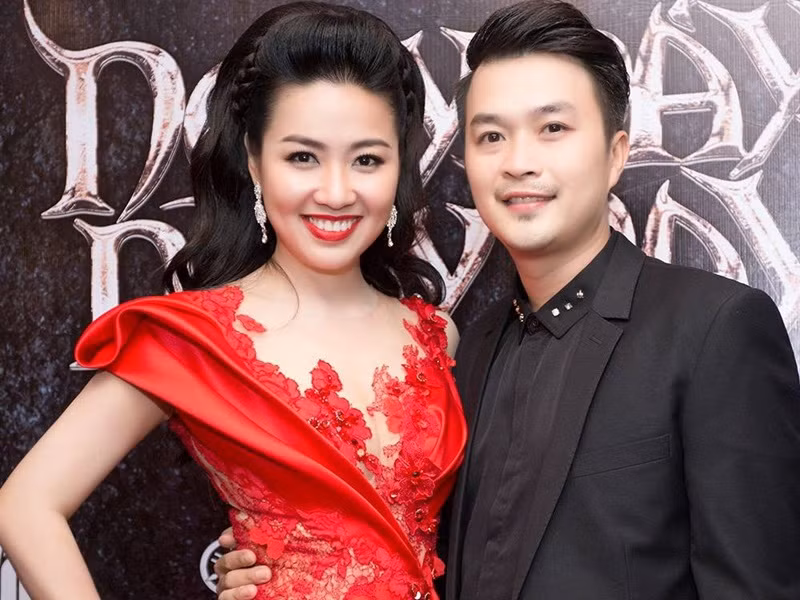 Cặp vợ chồng diễn viên Lê Khánh - Tuấn Khải học chung trường Sân khấu Điện ảnh TPHCM. Dù sớm phải lòng nhau nhưng đến khi ra trường, cặp đôi mới chính thức yêu. Đám cưới của Lê Khánh và Tuấn Khải diễn ra vào năm 2014 sau 12 năm hẹn hò.