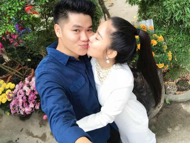 Trung Kiên kém Lê Phương đến 7 tuổi nhưng suy nghĩ rất chín chắn. Anh yêu thương vợ và các con, không phân biệt con chung con riêng.