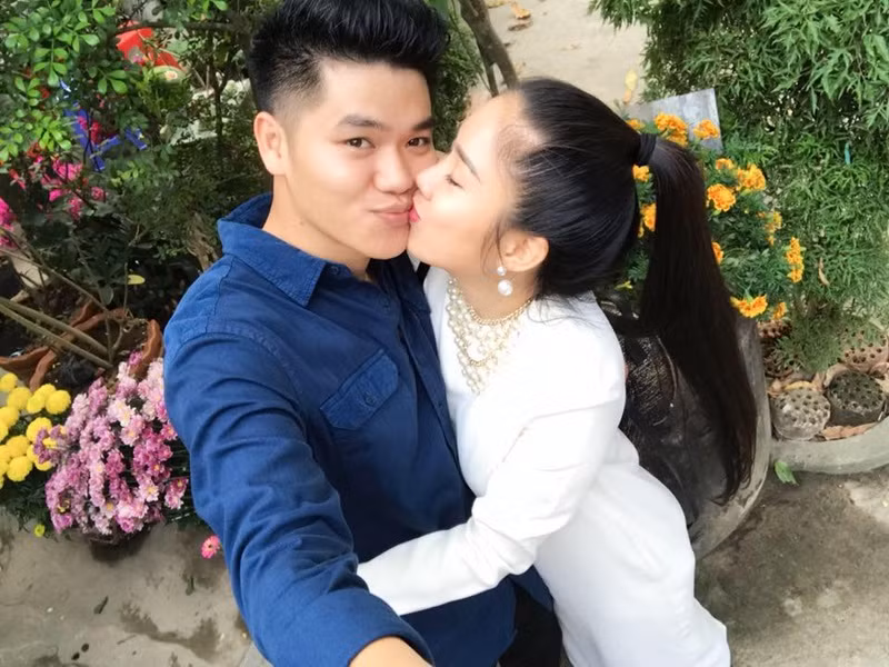 Trung Kiên kém Lê Phương đến 7 tuổi nhưng suy nghĩ rất chín chắn. Anh yêu thương vợ và các con, không phân biệt con chung con riêng.