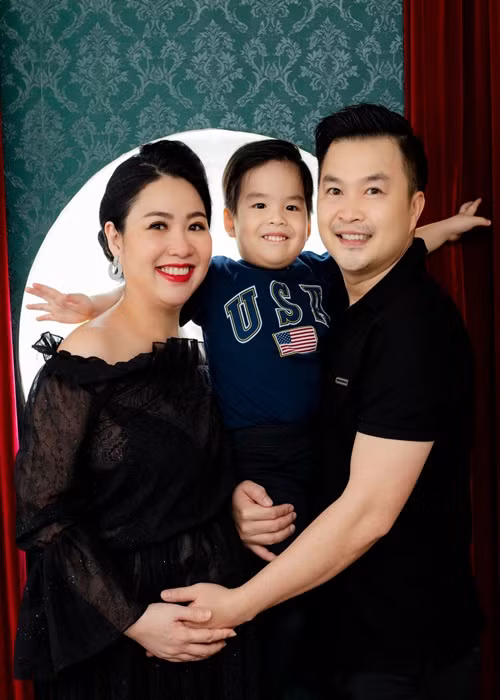 Lê Khánh xúc động bởi ông xã chấp nhận thay đổi nhiều điều. Vì vợ, Tuấn Khải từng thề độc với người thân: "Đây là điếu thuốc cuối cùng con hút, nếu không làm được con sẽ mất Khánh vĩnh viễn".