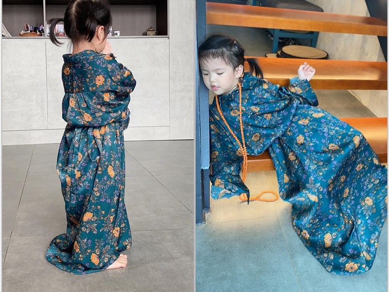 Bé Bông mặc áo của mẹ, tạo dáng "trầm tư" và "té xỉu".