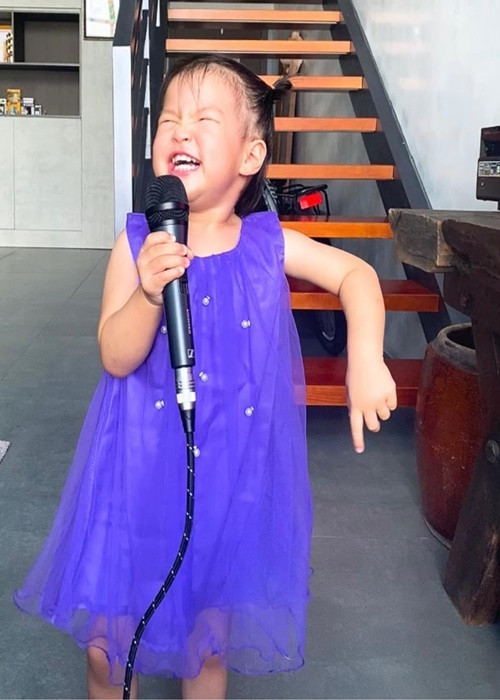 Lê Phương thường xuyên khoe ảnh con gái ca hát.