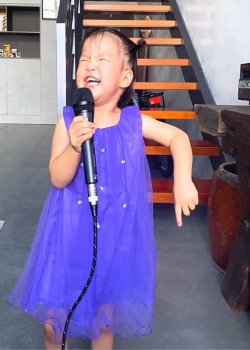 Lê Phương thường xuyên khoe ảnh con gái ca hát.