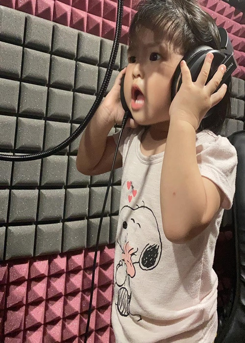 Bé Bông yêu ca hát giống bố mẹ.