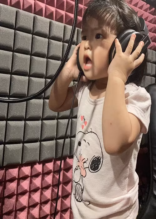 Bé Bông yêu ca hát giống bố mẹ.