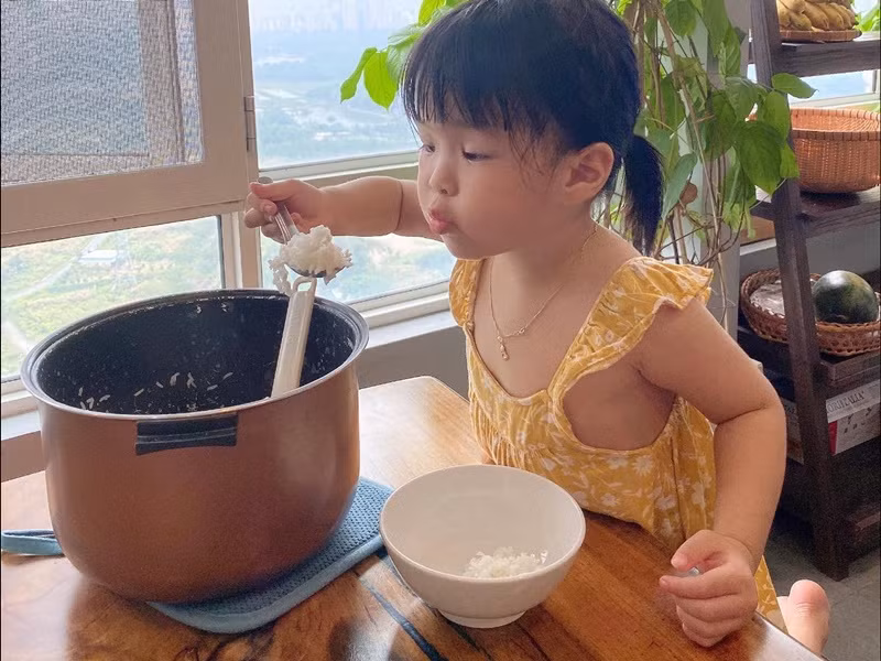 Dù còn nhỏ nhưng bé Bông khá tự lập.