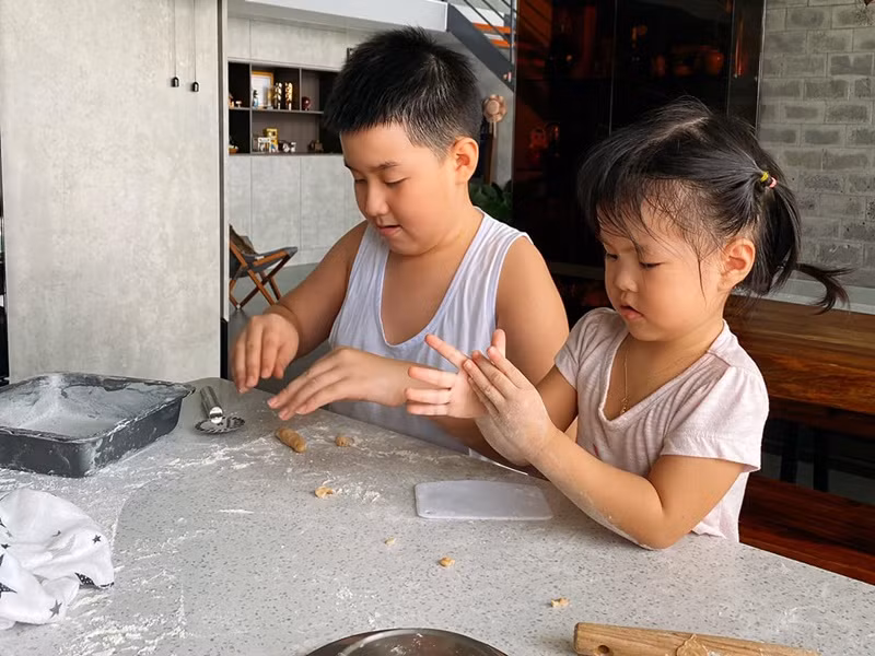 Con gái của Lê Phương còn thích vào bếp cùng bố mẹ và anh trai.