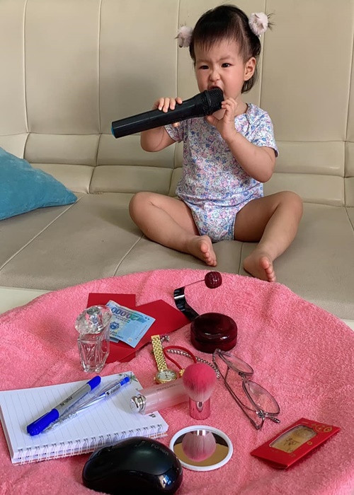 Từ nhỏ, bé Bông đã thích ca hát.