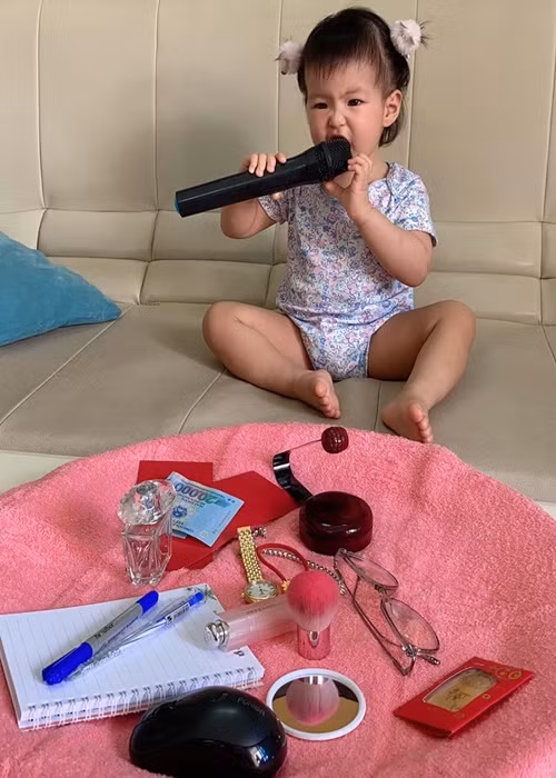 Từ nhỏ, bé Bông đã thích ca hát.