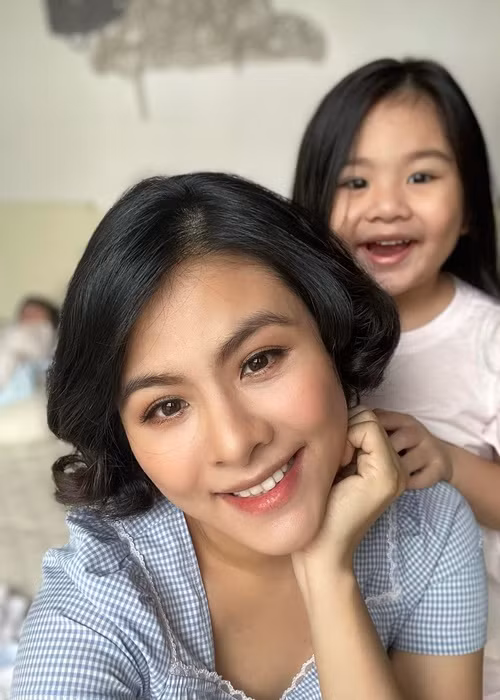 Bận rộn chăm sóc cặp song sinh, Vân Trang không quên dành thời gian cho con gái đầu lòng.