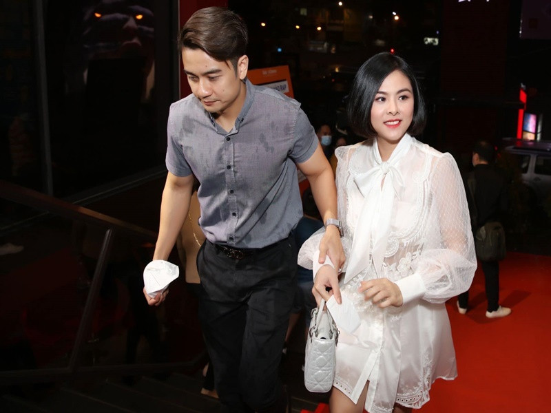 Vợ chồng nữ diễn viên sánh đôi tình tứ trên thảm đỏ.