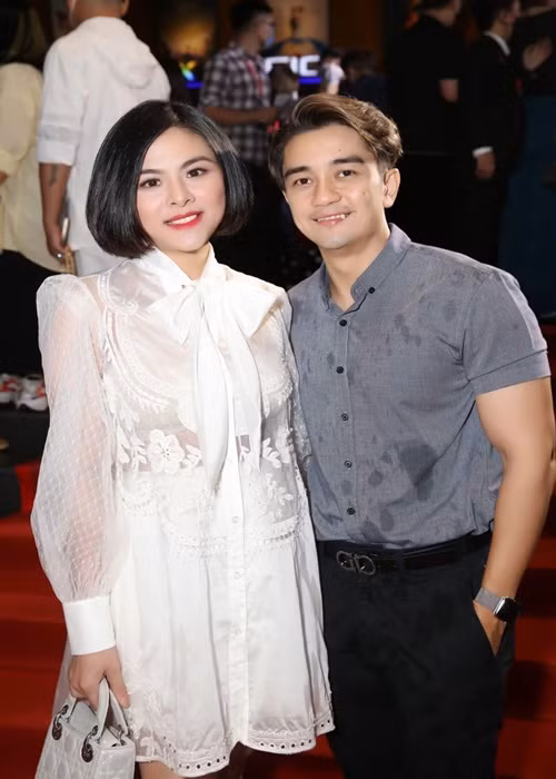 Cách đây ít ngày, Vân Trang cùng chồng tham gia một buổi ra mắt phim.