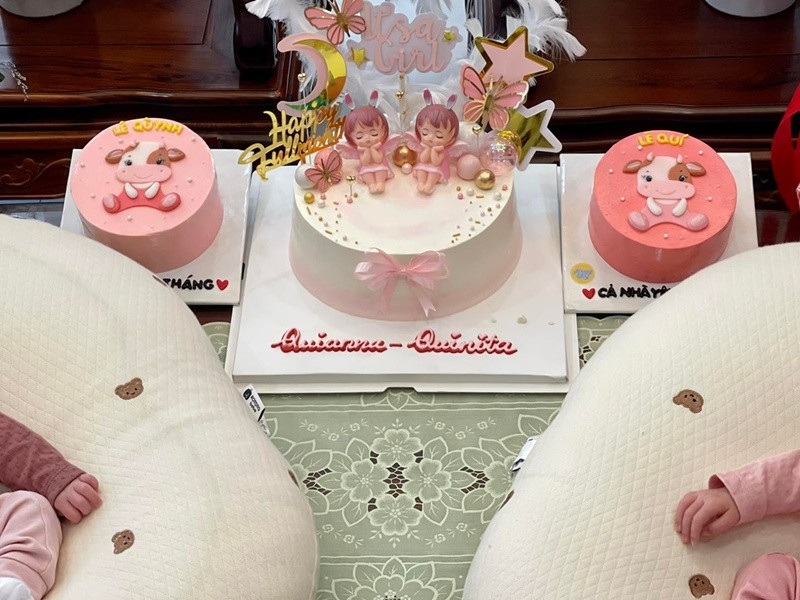 Vợ chồng Vân Trang tổ chức tiệc đầy tháng cho hai con gái sinh đôi.