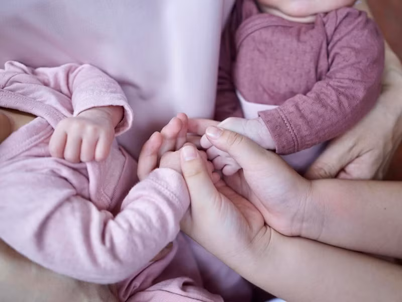 Vân Trang khoe bàn tay của 2 bé Quinisha và Quianna bên bé Queenie - con gái đầu lòng của nữ diễn viên.