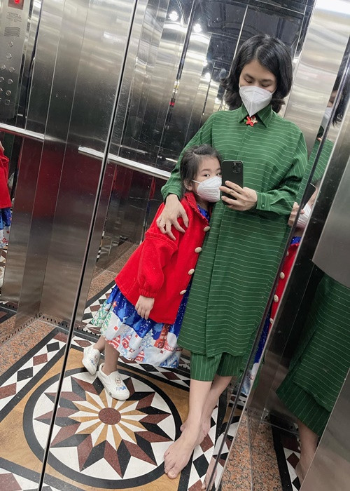 Vân Trang đưa bé Queenie đi chơi dịp Giáng sinh.