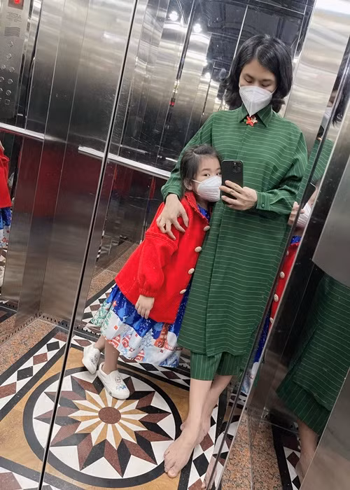 Vân Trang đưa bé Queenie đi chơi dịp Giáng sinh.