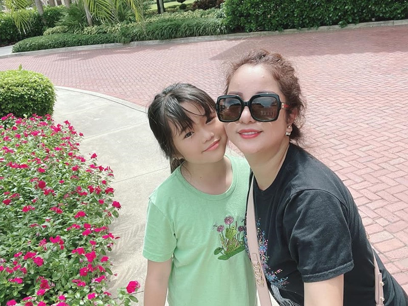 Cô đang làm mẹ đơn thân. Con gái của Thúy Nga hiện tại 11 tuổi, xinh xắn, đáng yêu.
