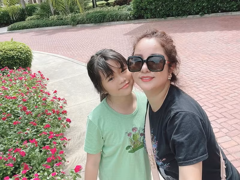 Cô đang làm mẹ đơn thân. Con gái của Thúy Nga hiện tại 11 tuổi, xinh xắn, đáng yêu.