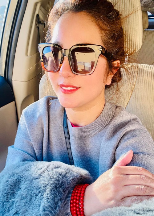 Dù xe hơi của Thúy Nga bị hư hỏng nhưng may mắn các máy móc thiết bị quay hình đắt tiền trên xe không sao.