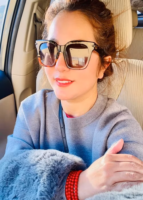 Dù xe hơi của Thúy Nga bị hư hỏng nhưng may mắn các máy móc thiết bị quay hình đắt tiền trên xe không sao.