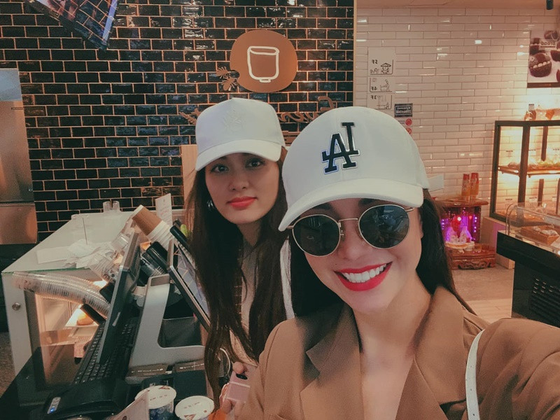 Trà Ngọc Hằng và Oanh Yến còn tâm sự với nhau những khó khăn trong cuộc sống. Ảnh: FB Trà Ngọc Hằng