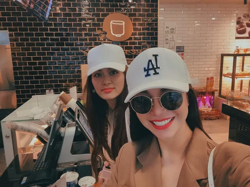 Trà Ngọc Hằng và Oanh Yến còn tâm sự với nhau những khó khăn trong cuộc sống. Ảnh: FB Trà Ngọc Hằng