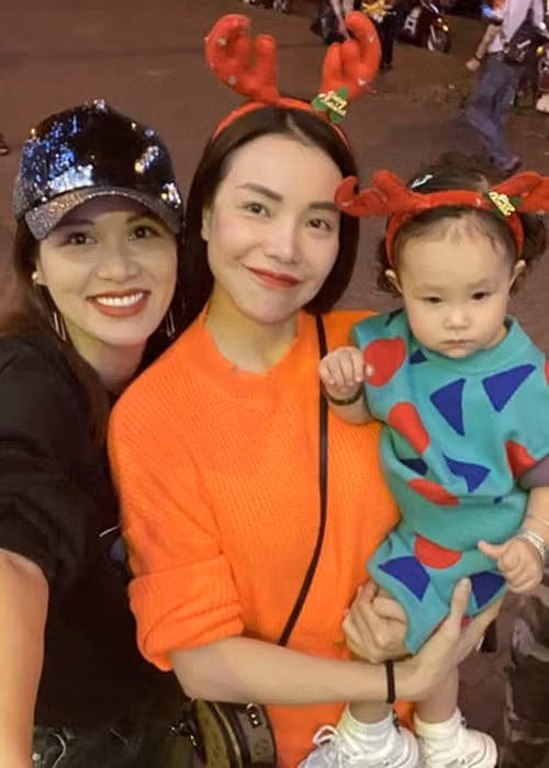 Khi bị Oanh Yến đòi trả 2,5 tỷ, Trà Ngọc Hằng cho rằng cô bạn thân một thời không có quyền đòi. "Yến không có tư cách để đòi 2,5 tỷ này vì lúc đầu Yến đã không chịu làm với Hằng vì sợ trách nhiệm nên đã đẩy qua cho bạn trai là Long, nên làm sao Yến có quyền đòi Hằng?", Trà Ngọc Hằng bức xúc. Ảnh: FB Oanh Yến