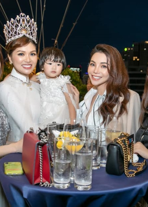 Oanh Yến và Trà Ngọc Hằng khá thân thiết trước khi tố nhau. Ảnh: FB Oanh Yến