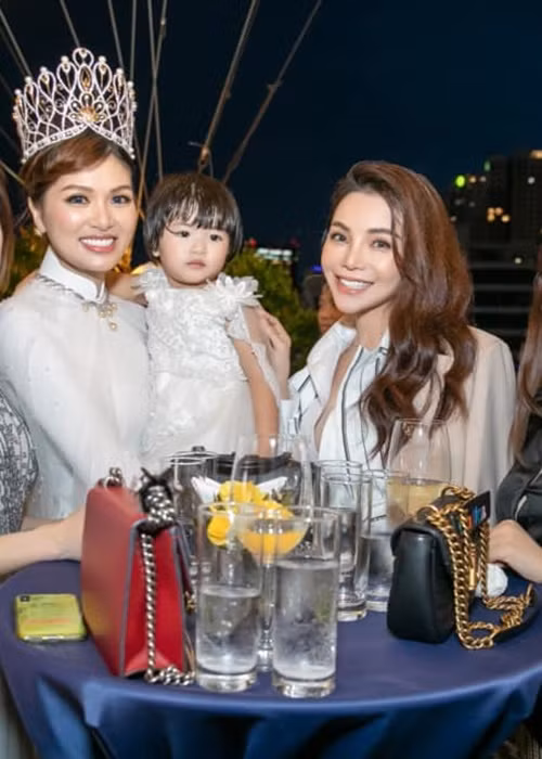 Oanh Yến và Trà Ngọc Hằng khá thân thiết trước khi tố nhau. Ảnh: FB Oanh Yến