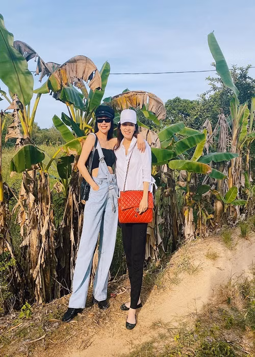 Hai mỹ nhân Việt từng vui vẻ gặp gỡ tại các sự kiện giải trí, đưa các con đi chơi chung. Ảnh: FB Trà Ngọc Hằng