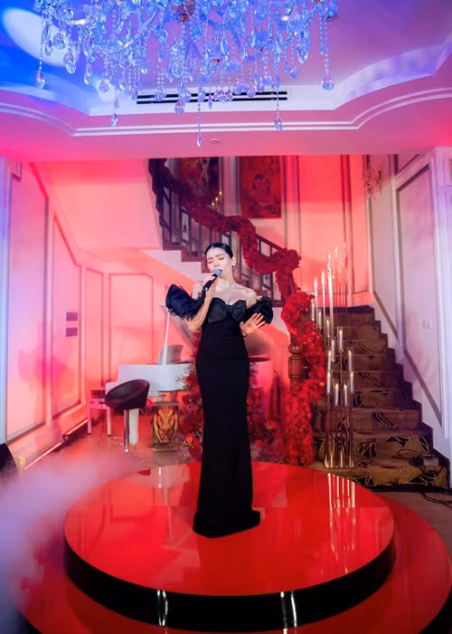 Mới đây, Lệ Quyên viết ẩn ý sau khi Lâm Bảo Châu bị một lần nữa bị soi bấm điện thoại không ngừng bên bạn gái. "Sự kiêu hãnh của bạn không nằm ở chỗ bỏ ngoài tai tất cả những ong ve hay bụi bặm ngoài kia mà là vẫn nghe rồi biết rõ rằng, nên để cái gì vào đầu và nên phủi sạch bụi bặm vướng nơi vạt váy, chặn hết các tạp âm bằng những bài hát hay mà bạn ngân nga. Ví dụ như bài mới Tình chết trong hững hờ chẳng hạn", Lệ Quyên chia sẻ. Ảnh: FBNV