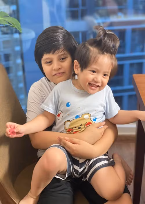 Bé Tết được bố mẹ và anh trai cưng chiều.